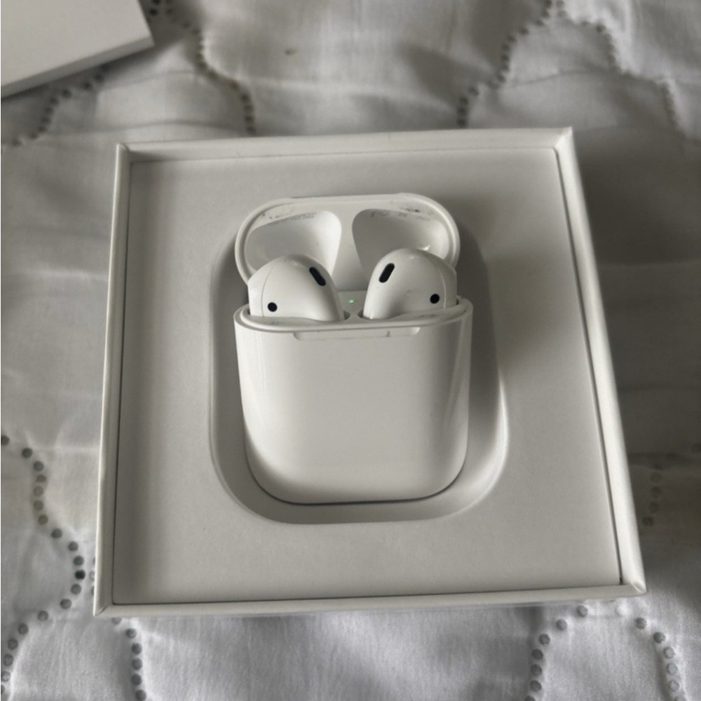 Apple Wireless White Earbuds with Charging Case